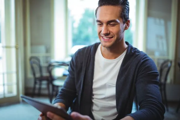 homme satisfait de son site onepage buvant un café